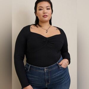 Torrid Sz. 2 (2X/18-20) Foxy Sweetheart Twist Top like new